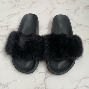 Urban Outfitters | Black Furry Slippers / Slides